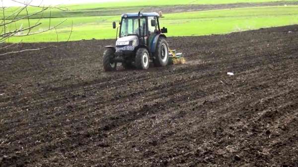 Muş Ovası'nda çiftçiler şeker pancarı ekimi için tarlaya indi