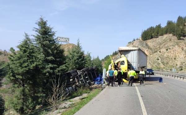 Bilecik'te 2 tırın çarpışmasını sonucu meydana gelen trafik kazasında 3 kişi yaralandı