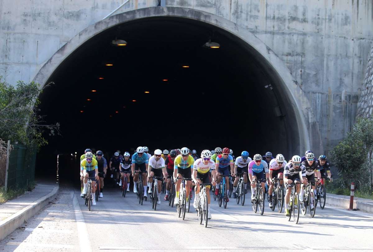 Kemer'de pedallar dostluk için döndü