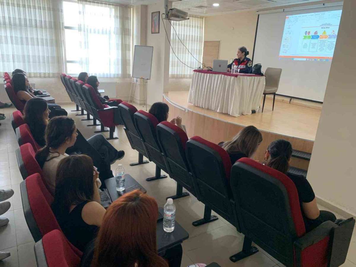 Üniversiteli gençlere jandarmadan 'kadına şiddet' eğitimi