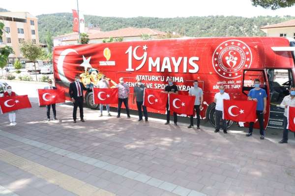 Taşova'da '19 Mayıs otobüsü' ile bayram kutlaması
