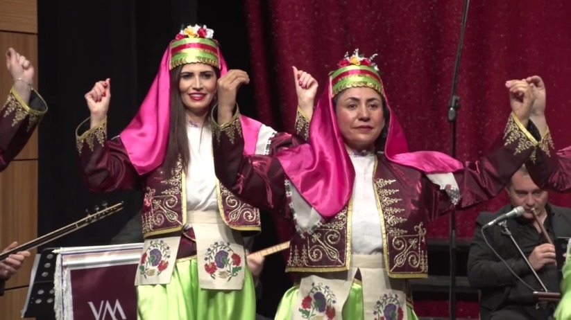 Samsun'da hekimler Atatürk'ün en sevdiği şarkıları seslendirdi, harmandalı oynadı