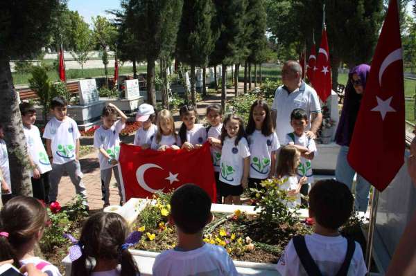 Bursa'da ilkokul öğrencilerinden şehitliğe ziyaret