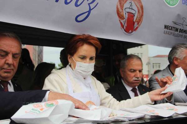 Meral Akşener İlkadım'ın Simit Şenliği'nde simit dağıttı