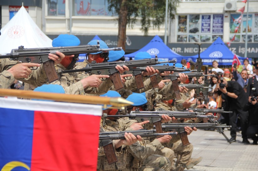 Samsun'da kutlamalara komandoların tüfekli gösterisi damga vurdu