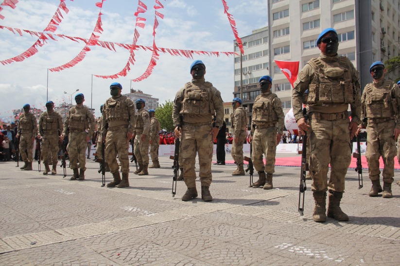 Samsun'da kutlamalara komandoların tüfekli gösterisi damga vurdu