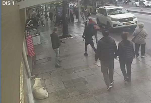 İstanbul'da bıçaklı ev sahibi dehşeti kamerada: Kiracısından 10 bin lira zam istemiş
