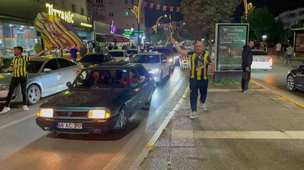 Aksaray'da Fenerbahçeliler derbi galibiyetini kutladı