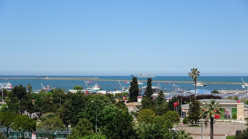 Samsun balıkçı teknelerinden tören geçişi: TCG Anadolu ve kortej aynı karede