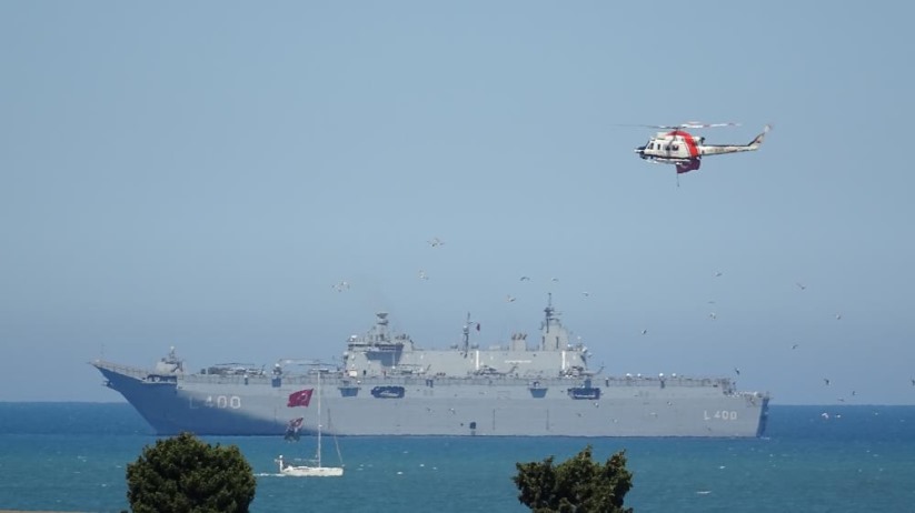 Samsun balıkçı teknelerinden tören geçişi: TCG Anadolu ve kortej aynı karede