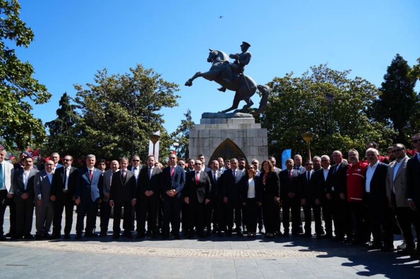 Samsun'da 19 Mayıs kutlamaları çelenk sunma töreni ile başladı