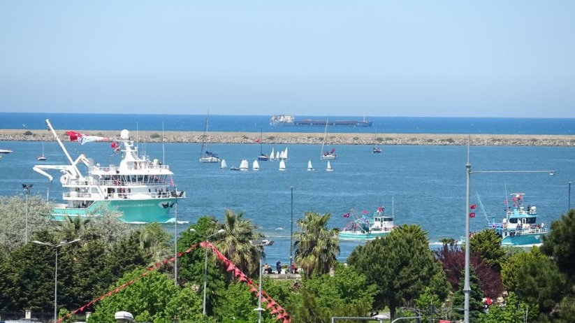Samsun balıkçı teknelerinden tören geçişi: TCG Anadolu ve kortej aynı karede