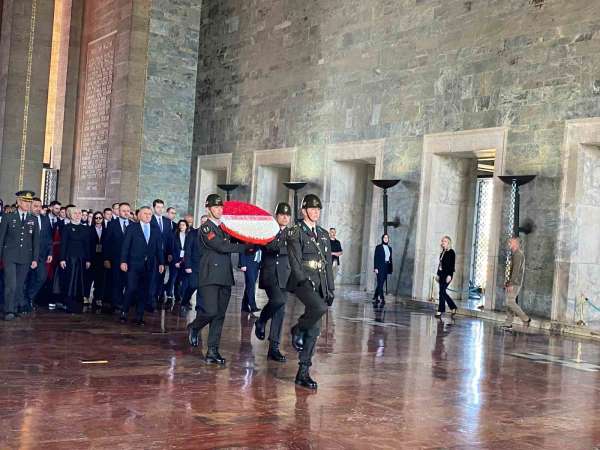 Bakan Bak'tan gençler ve sporcularla Anıtkabir'e ziyaret