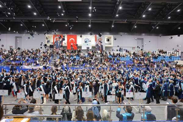 Bayburt'ta üniversite öğrencileri mezuniyet heyecanı yaşadı