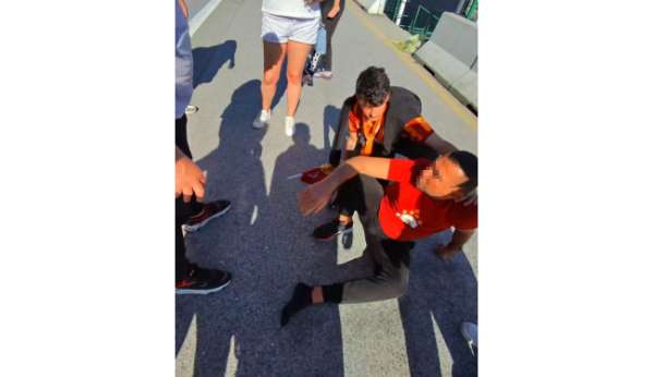 Kadıköy'de Galatasaraylı taraftara silahlı saldırı kamerada