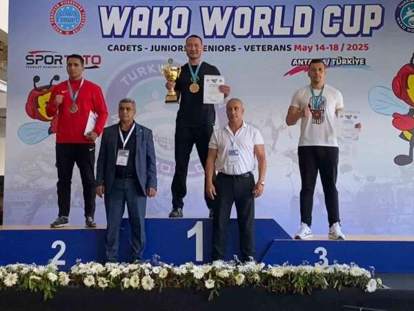 Kemer'in Kick Boks sporcuları dünya şampiyonasından dört madalyayla döndü