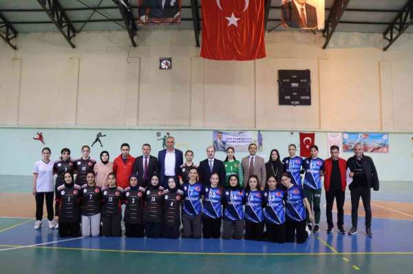 Oltu'da hentbolun şampiyonu Oltu Anadolu Lisesi