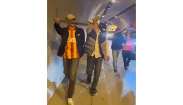Şampiyonluk kutlamasına döner bıçaklarıyla katıldılar