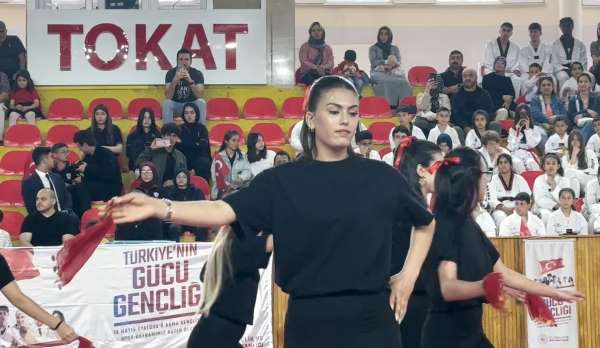 Tokat'ta geleneksel ellik halayı modern step ile yeni boyut kazandı