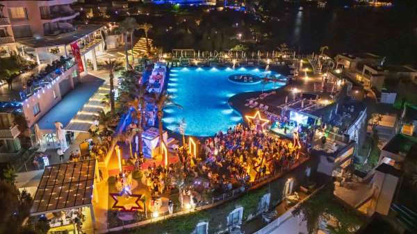 Yaz sezonu Bodrum'da görkemli geceyle başladı