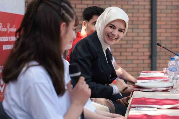 Bakan Göktaş, devlet himayesindeki başarılı sporcu gençlerle buluştu