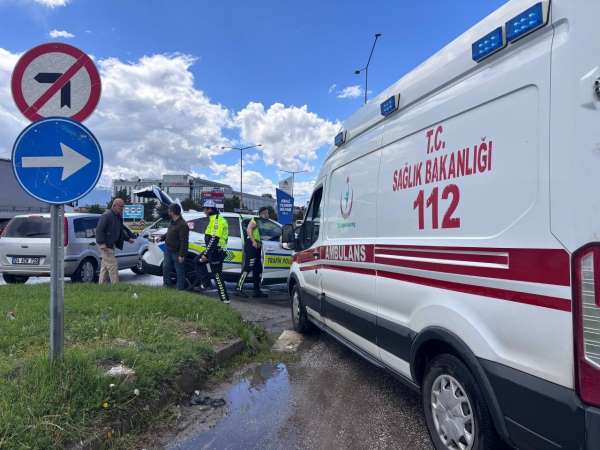 Erzincan'da kavşakta kaza: 3 yaralı