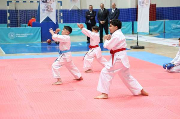 Gençlik Bayramı Sivas'ta kutlandı, sporcular hünerlerini sergiledi