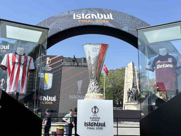 İlhan Mansız, UEFA Avrupa Ligi kupasını Beşiktaş Meydanı'na getirdi