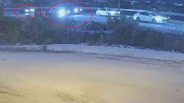 Otomobilin, ışıkta bekleyen 2 araca ok gibi saplandığı kaza kamerada