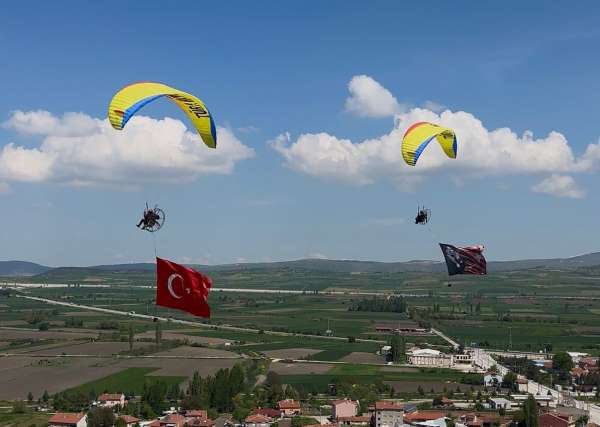 Pilotlar gökyüzünde Türk bayrağı açarak 19 Mayıs Atatürk'ü Anma Gençlik ve Spor Bayramı'nı kutladı