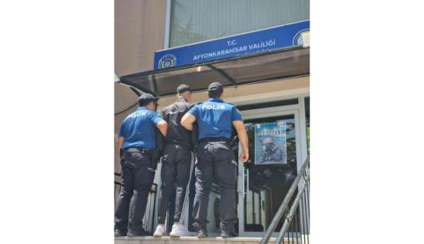 Polis, bıçaklı saldırganı kıskıvrak yakaladı