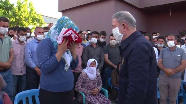 Milli Savunma Bakanı Akar'dan şehit işçilerin ailelerine taziye ziyareti 