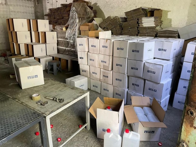 Samsun merkezli 8 ilde sahte alkol şebekesine operasyon: 4 ton etil ve metil alkol ele geçirildi