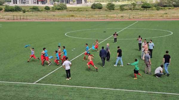 Adilcevaz'da okullar arası futbol turnuvasında kupa Aydınlar beldesinin oldu