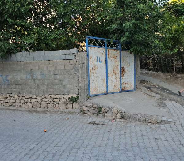 Çocuklarını ve kendisini bıçakla yaraladı