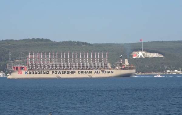Dünyanın en büyük enerji gemisi Çanakkale Boğazı'ndan geçti