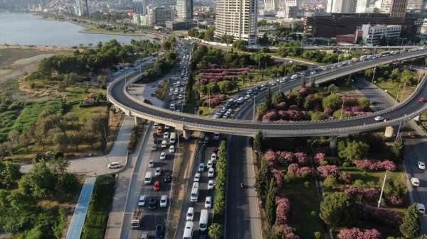 İzmir'de trafiğe kayıtlı araç sayısı 2 milyonu aştı
