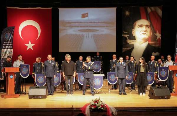 'Ordu Millet El Ele' konseri Kütahya'da ilgi gördü
