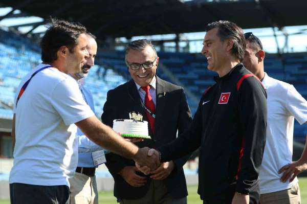 Basın mensuplarından Montella'ya doğum günü sürprizi