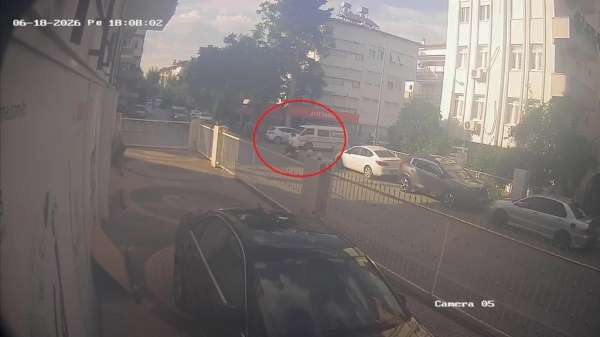 Kamyonetle çarpışan motosikletin sürücüsü kazayı kask sayesinde kazayı hafif sıyrıklarla atlattı