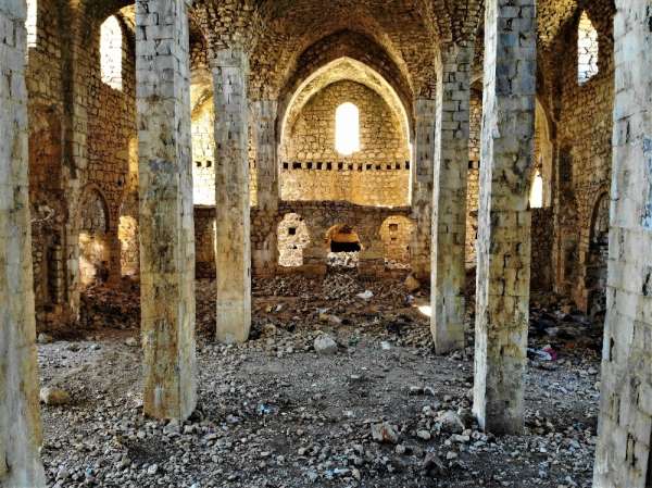 Definecilerin hedefi olan tarihi kilise ve manastır turizme kazandırılmayı bekli