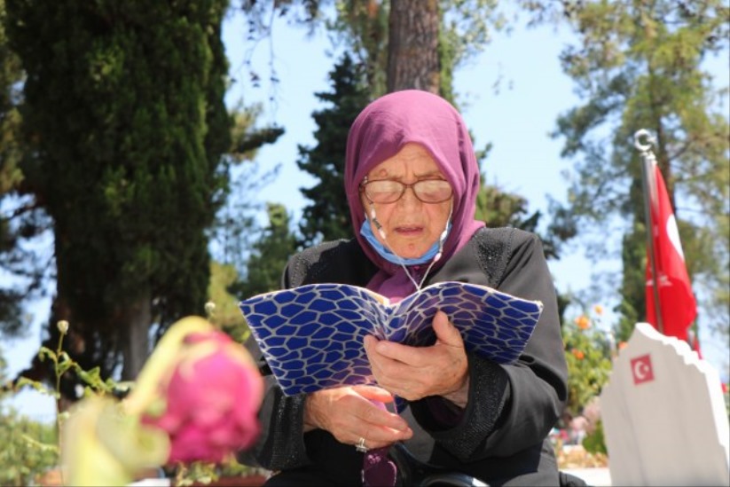 Samsun'da Arefe günü mezarlıklar doldu taştı