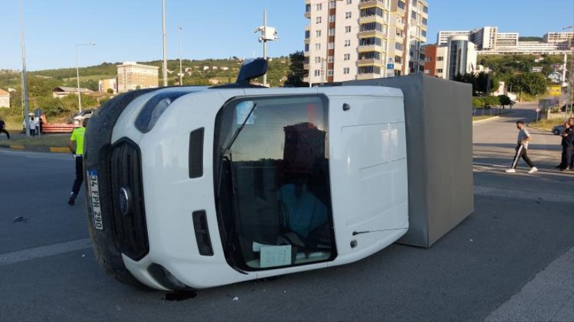Samsun'da hafif ticari araç ile kamyonet çarpıştı: 4 yaralı