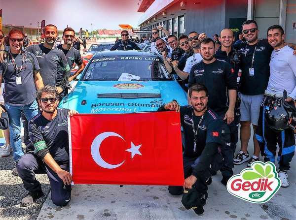 Gedik Piliç'in sponsoru olduğu GT4 pilotları, İtalya'da İstiklal Marşını okuttu