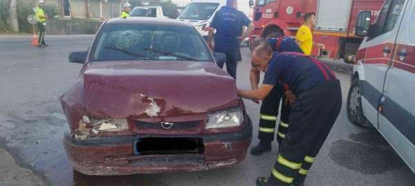 Antakya'da iki otomobilin karıştığı kazada 4 kişi yaralandı