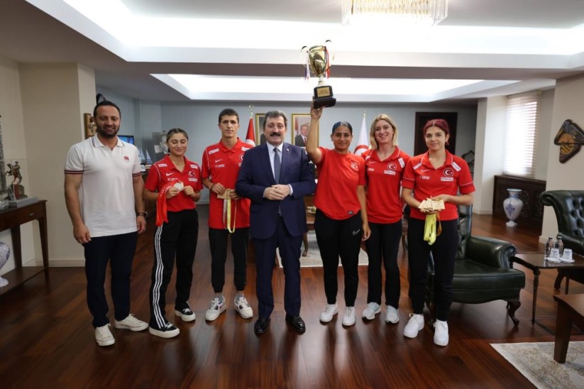 Samsun Valisi Tavlı'dan Türkiye'nin gururu özel sporculara tebrik