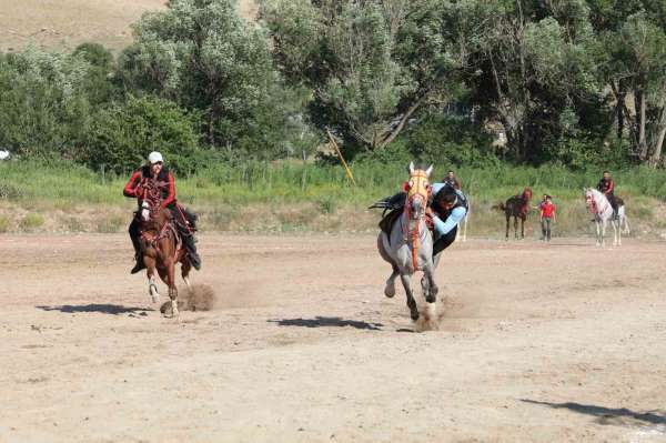 Bayburt'ta 'Dede Korkut Cirit Müsabakası' düzenlendi