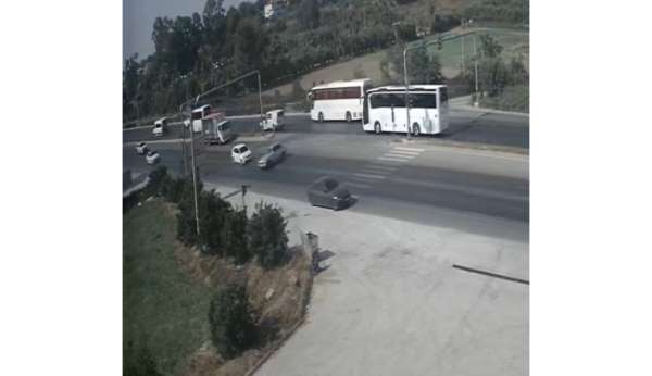Manavgat'ta otomobilin U dönüşü sonrası kaza anı kamerada