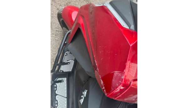 Otomobilin park halindeki motosiklete çarptığı kaza kamerada