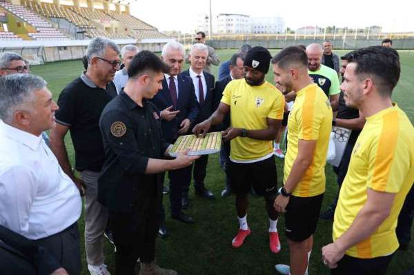 Vali Çakır, Muşspor'un antrenmanını izledi ve takıma destek çağrısı yaptı